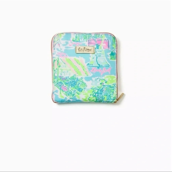 New Lilly Pulitzer Getaway Packable Tote
Retail $74
: Multi Lilly Loves Philly - Picture 4 of 6